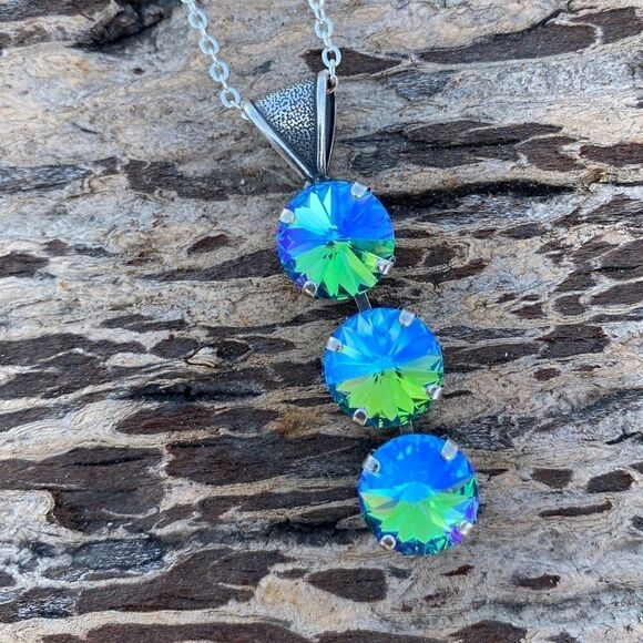 Handcrafted necklace with Swarovski crystal and chain - Picture 3 of 5